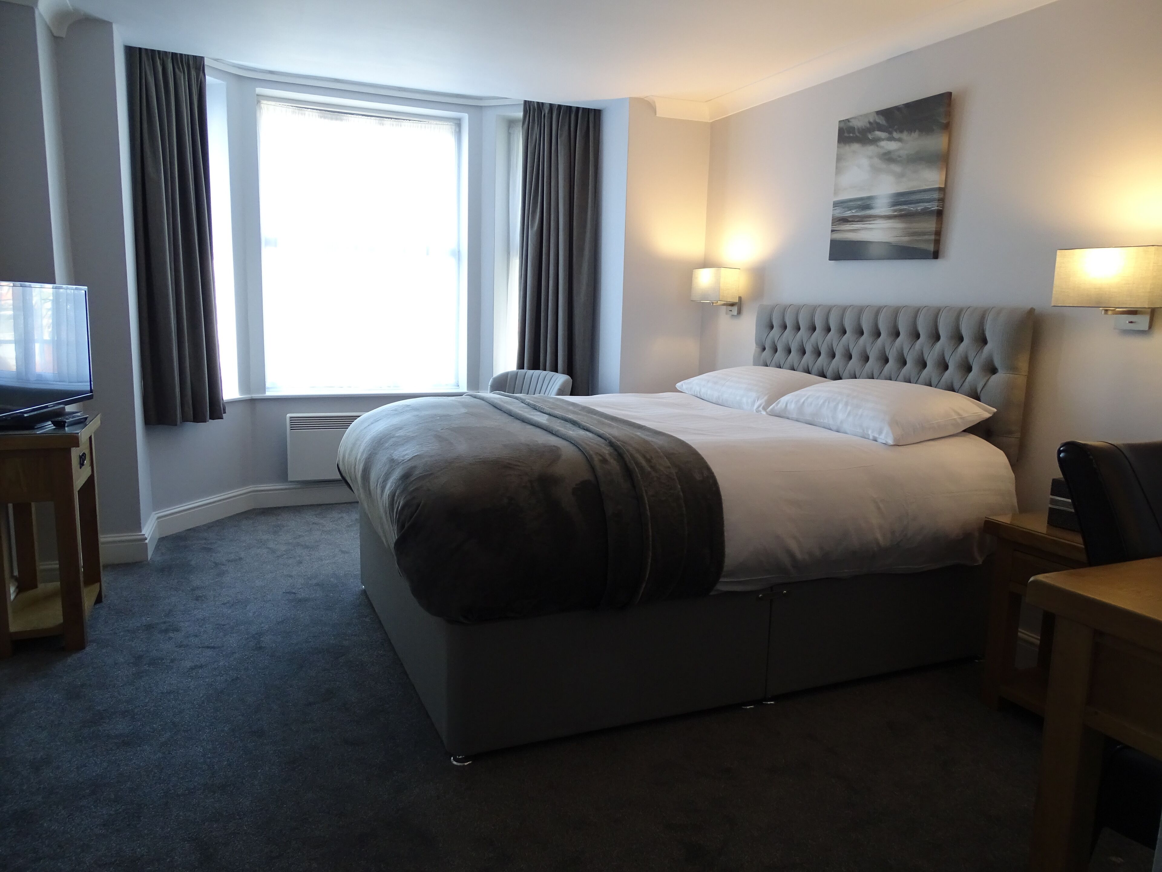 Hypo-allergenic bedding, desk, iron/ironing board, free WiFi