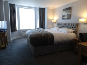 Literie hypoallergénique, bureau, fer et planche à repasser