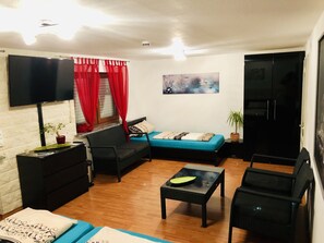 Camera (5-Bett-Zimmer) | Una scrivania, Wi-Fi gratuito, lenzuola