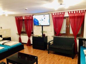 Huone (5-Bett-Zimmer) | Työpöytä, ilmainen Wi-Fi, vuodevaatteet