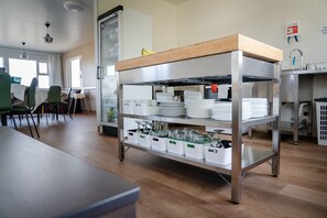 Tremannsrom, delt bad | Restaurant | Lunsj og middag serveres, pizza