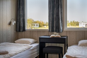 Allergitestet sengetøy, skrivebord og blendingsgardiner