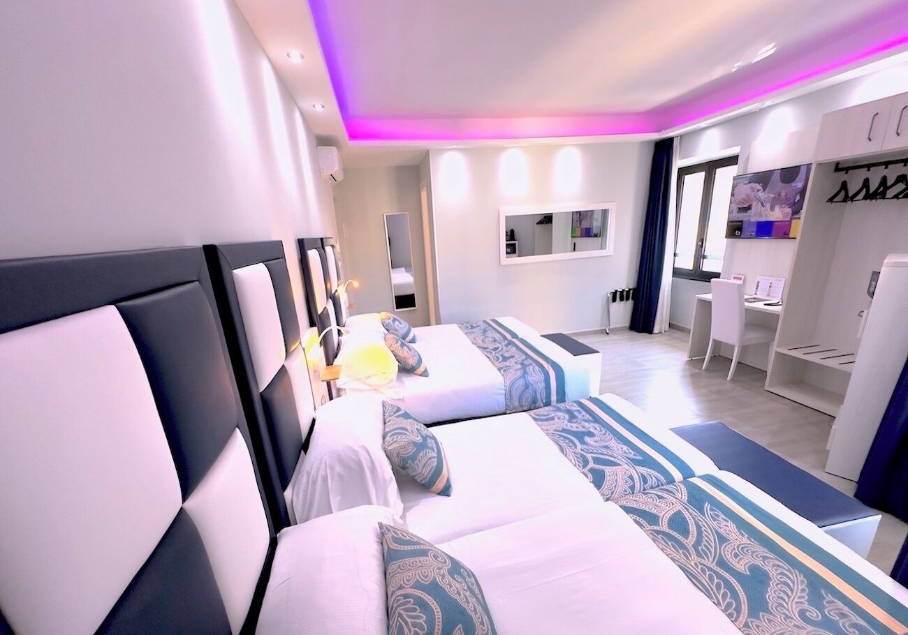 Chambre Quadruple Luxe, vue ville, dans la tour | Draps en coton égyptien, literie de qualité supérieure