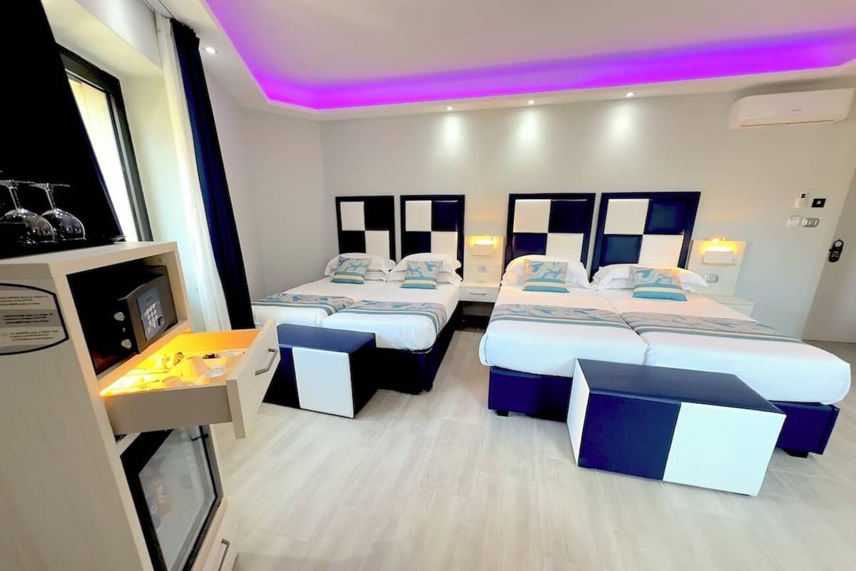 Chambre Quadruple Luxe, vue ville, dans la tour | Draps en coton égyptien, literie de qualité supérieure