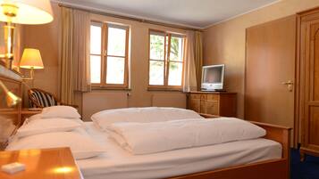 Habitación doble | Ropa de cama hipoalergénica, minibar, caja fuerte y escritorio