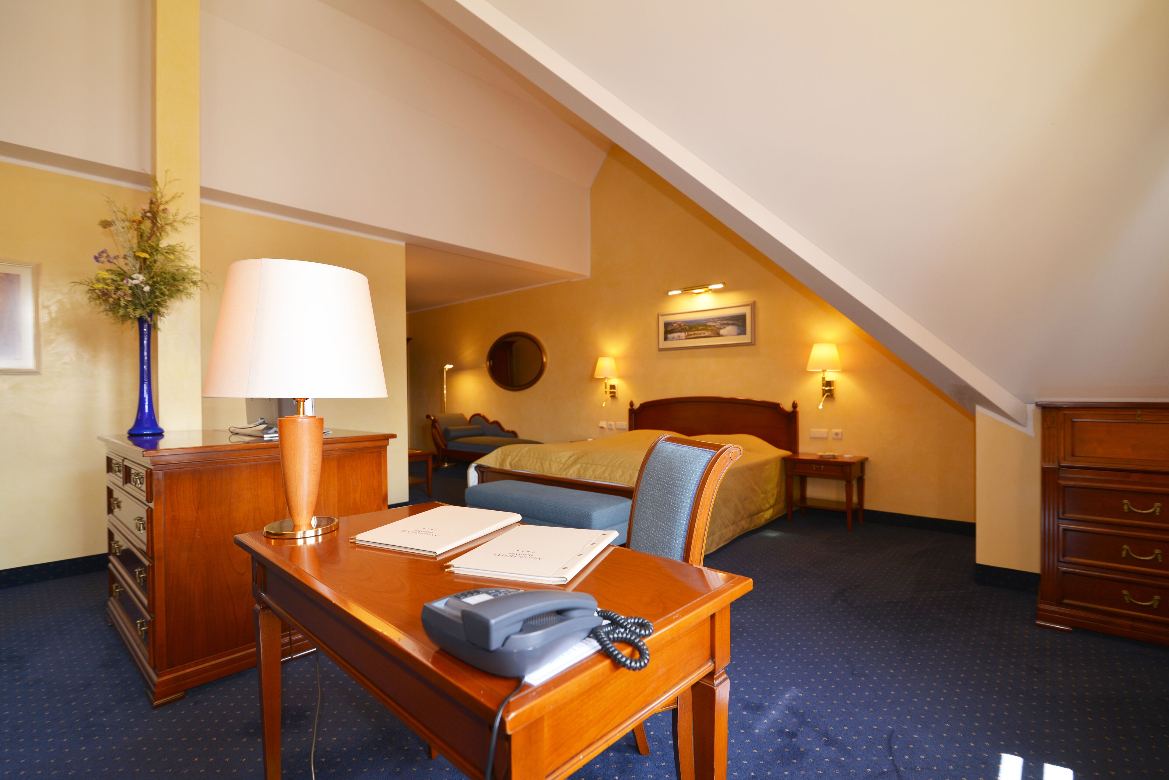 junior-suite | living area | flat-screen tv