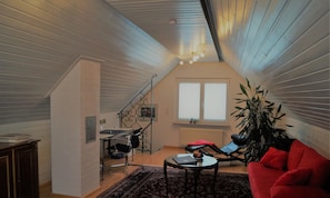 Kahden hengen comfort-huone | Oleskelualue | 20–tuumainen taulutelevisio, jossa kaapelikanavat