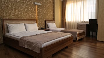 Bộ đồ giường cao cấp, minibar, két bảo mật tại phòng, bàn