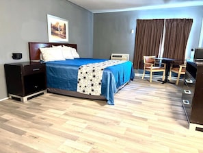 In-room safe, desk, iron/ironing board, free WiFi - Highlander Inn Cleveland Beachwood Near I-480 (Warrensville Heights)