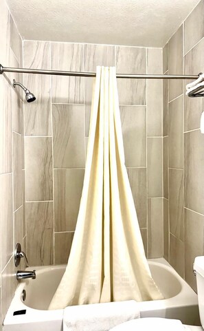 Free toiletries, towels - Highlander Inn Cleveland Beachwood Near I-480 (Warrensville Heights)