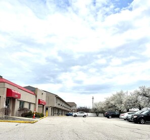 Free self-parking - Highlander Inn Cleveland Beachwood Near I-480 (Warrensville Heights)