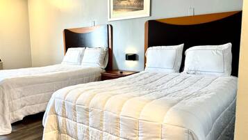 Quarto, 1 cama de casal, para não fumantes | Cofres nos quartos, escrivaninha, ferros/tábuas de passar roupa