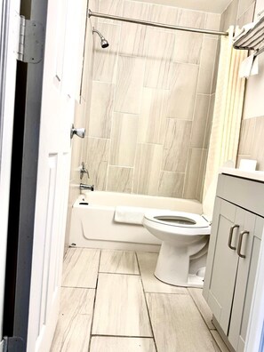 Free toiletries, towels - Highlander Inn Cleveland Beachwood Near I-480 (Warrensville Heights)