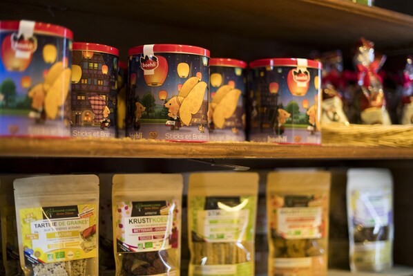 Una estantería con diversos productos alimenticios envasados, incluyendo frascos y bolsas con etiquetas que indican que son naturales y sin gluten.