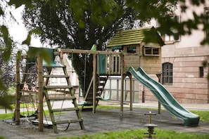 Children’s play area – outdoor