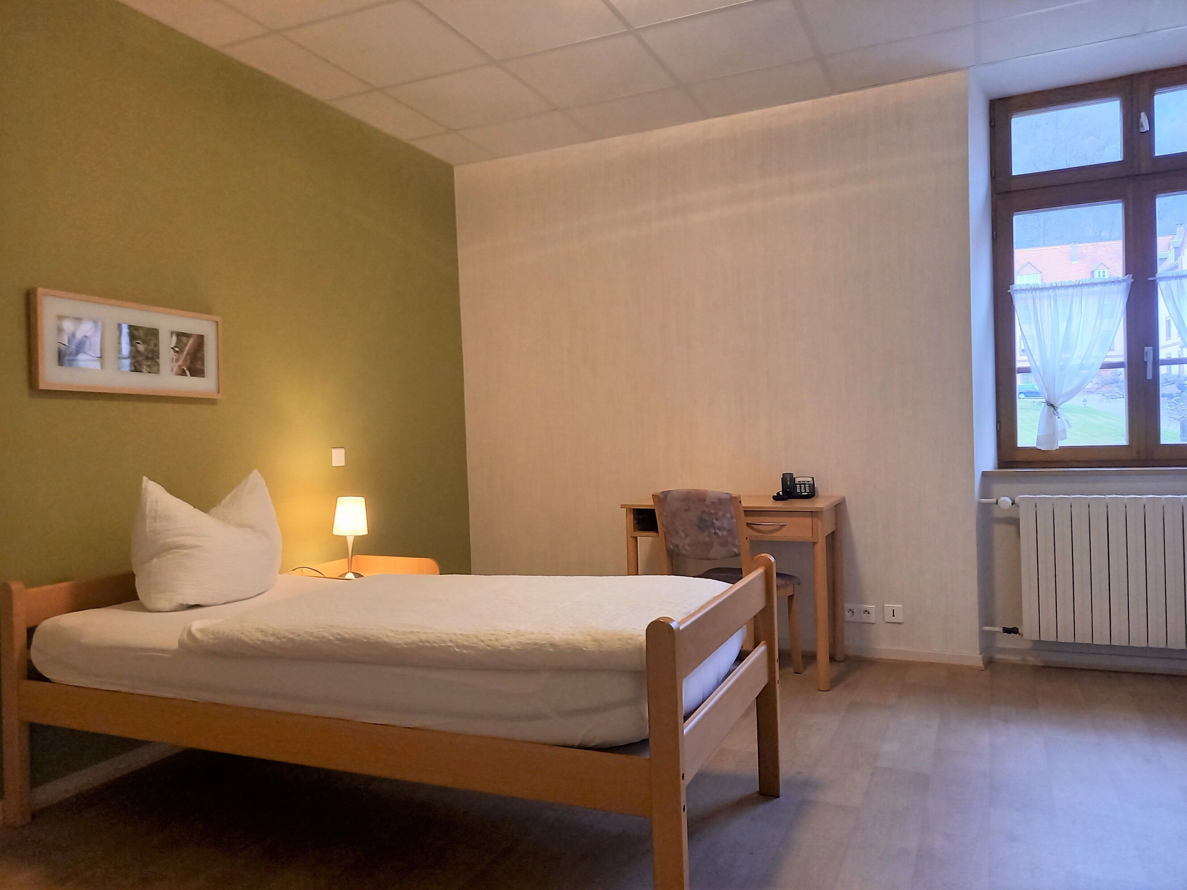 Premium bedding, desk, iron/ironing board, free WiFi