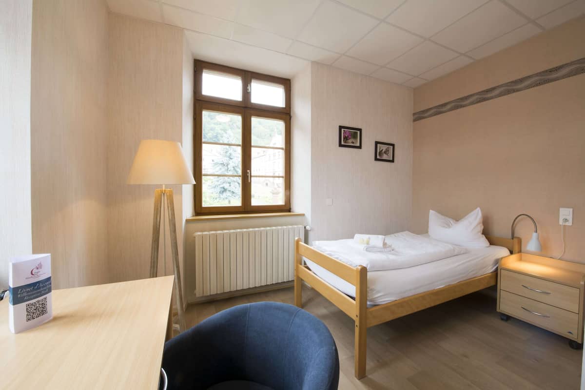 Single Room | Premium bedding, desk, iron/ironing board (on request), WiFi (free)