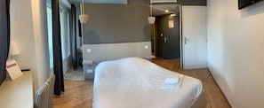 Comfort Double Room, Balcony | Desk, soundproofing, iron/ironing board, free WiFi - Hôtel Saint Roch Montpellier (Montpellier)