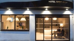 Vestíbulo de hotel con recepción, zona de estar y distribución de habitaciones a la vista.