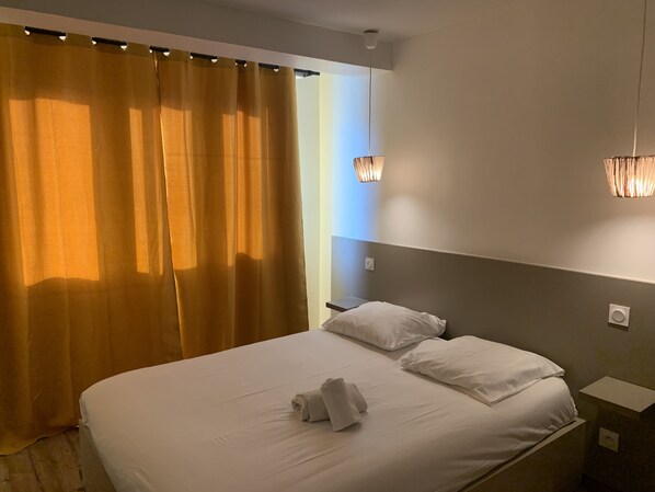 Habitación doble Confort | Escritorio, insonorización, tabla de planchar con plancha y wifi gratis 