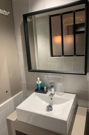 Regadera, amenidades de baño gratuitas, secadora de cabello, toallas 
