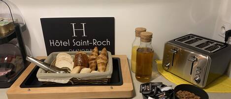 Continental breakfast on weekdays (EUR 10 per person)