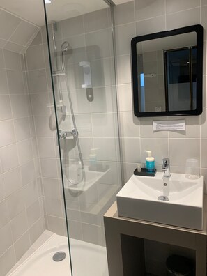 ห้องคลาสสิกดับเบิล, วิวสวนหย่อม | ห้องน้ำ | ฝักบัว, ของใช้ในห้องน้ำฟรี, ไดร์เป่าผม, ผ้าเช็ดตัว