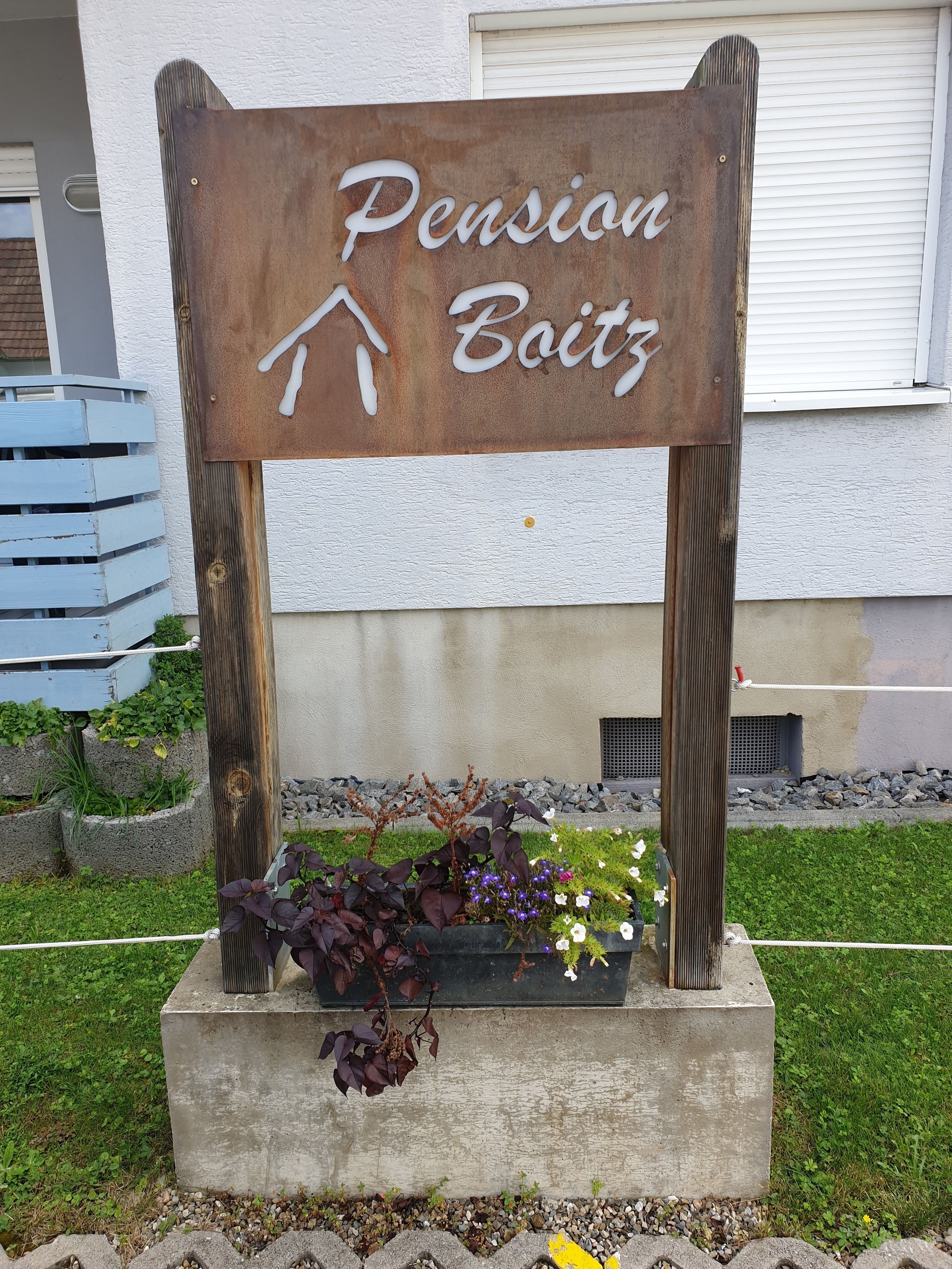 Schild für Pension Boitz mit Pfeil.