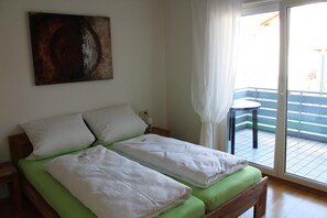 Escritorio, wifi gratis, ropa de cama