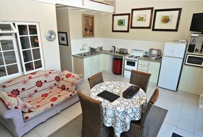 Apartamento, 2 quartos (Shoe Room (6)) | Cozinha privada | Geladeira grande, micro-ondas, fogão, cooktop