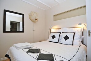 In-room safe, individually decorated, individually furnished - Guadeloupe Self Catering (Knysna)