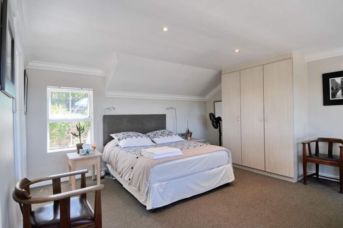 Apartment, 3 Bedrooms (The Tea Room (4)) | In-room safe, blackout drapes, iron/ironing board, cribs (free)