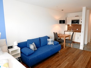 Eenvoudig appartement, 1 slaapkamer, niet-roken, kitchenette | Woonruimte | Een 49-inch flatscreentelevisie met kabelzenders en een televisie