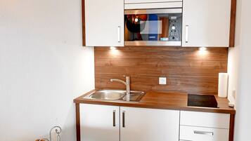 Apartemen Basic, 1 kamar tidur, Bebas Asap Rokok, dapur kecil | Dapur kecil pribadi | Lemari es, microwave, kompor, dan mesin pembuat kopi/teh