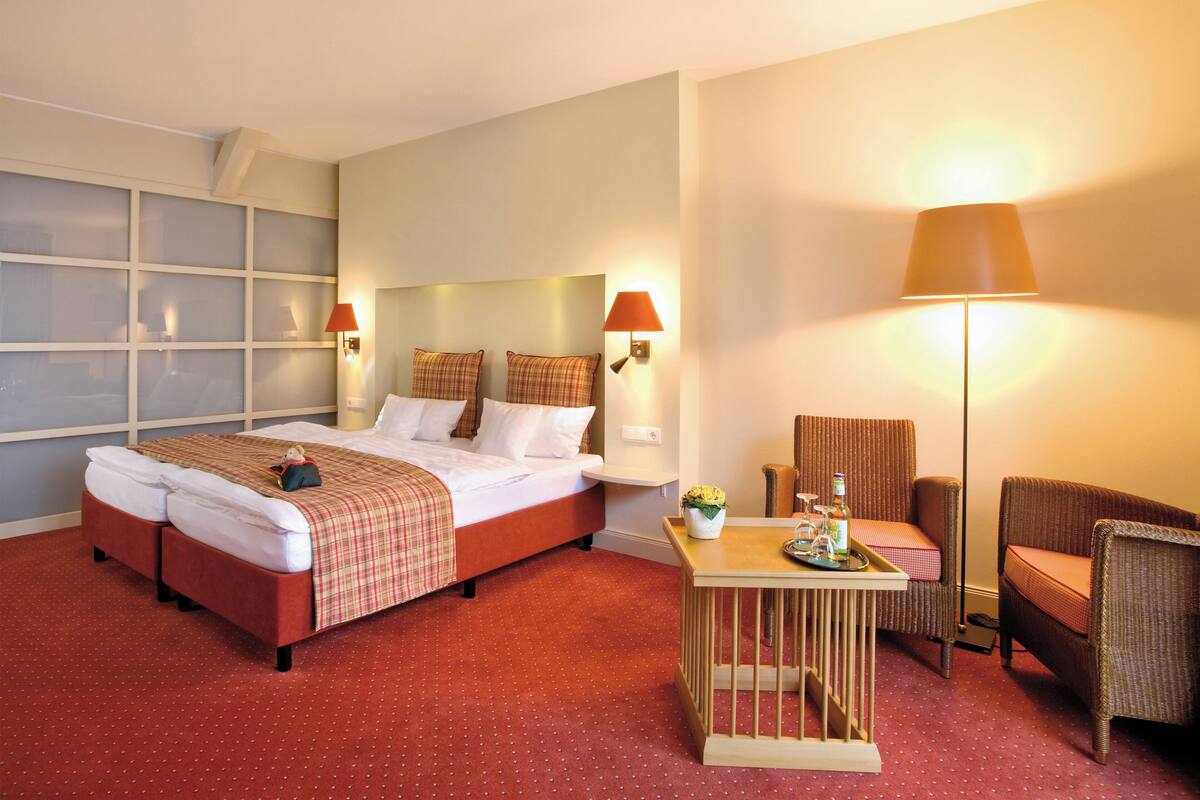 Comfort Double Room, Non Smoking | Peti besi dalam bilik, langsir/tirai gelap terus, Wi-fi percuma 