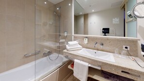 Habitación Business doble de uso individual | Baño | Secador de pelo, albornoces, zapatillas y toallas