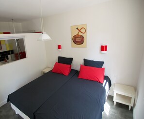 Suite Studio (4 people)  Art Maniaque | Individually decorated, individually furnished, desk, free WiFi - Art Home B&B (Carcassonne)