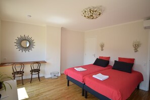 Chambre avec lits jumeaux, vue jardin Art D'Oise | Con stile personalizzato, con arredamento individuale, una scrivania