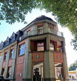 Vista frontal de la propiedad