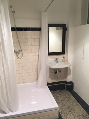 Shower, slippers, towels - Central Pension (Duisburg)
