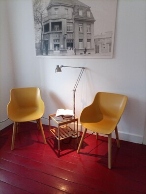 Habitación básica con 2 camas individuales, baño compartido | Decoración personalizada, muebles diferentes y escritorio