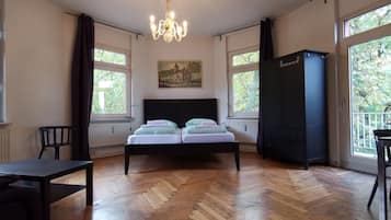 Deluxe-Doppelzimmer, 1 Queen-Bett, Gemeinschaftsbad, Parkblick | Individuell dekoriert, individuell eingerichtet, Schreibtisch