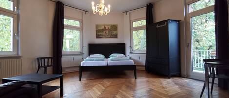 Deluxe-Doppelzimmer, 1 Queen-Bett, Gemeinschaftsbad, Parkblick | Individuell dekoriert, individuell eingerichtet, Schreibtisch