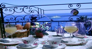 In-room dining - Villa Arianna (Taormina)