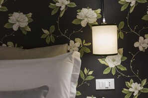 Doppia Deluxe | Minibar, una cassaforte in camera, una scrivania, ferro/asse da stiro