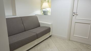 Minibar, caja fuerte, escritorio y tabla de planchar con plancha