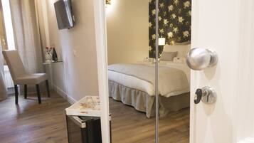 Habitación Deluxe doble | Minibar, caja fuerte, escritorio y tabla de planchar con plancha