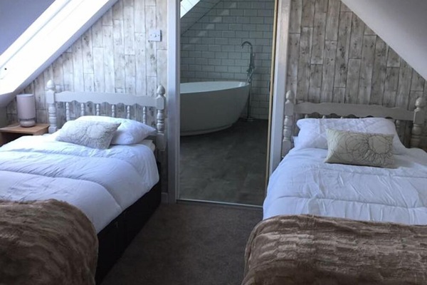 Cottage, 2 Bedrooms | 2 bedrooms, iron/ironing board, WiFi (free), bed sheets