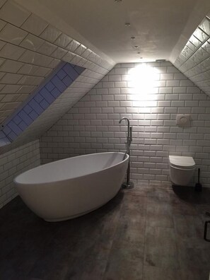 Cottage, 2 Bedrooms | Deep-soaking bathtub - Dunruadh Cottage (Alexandria)