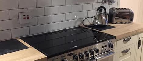 Cottage, 2 Bedrooms | Private kitchen
